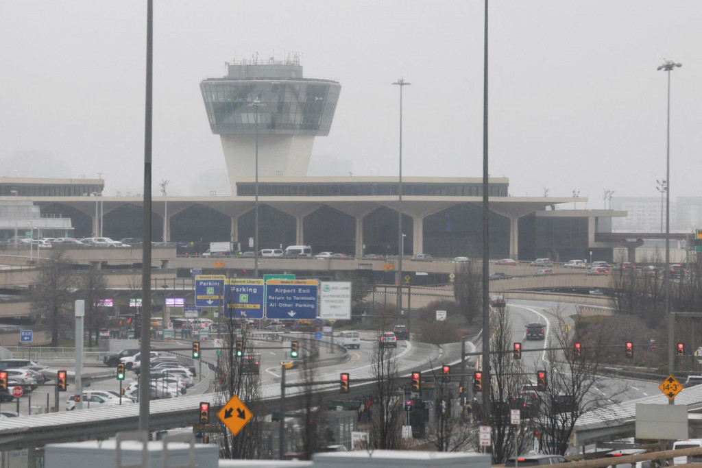 Pohľad na medzin&aacute;rodn&eacute; letisko Newark Liberty v Newarku. FOTO: Reuters