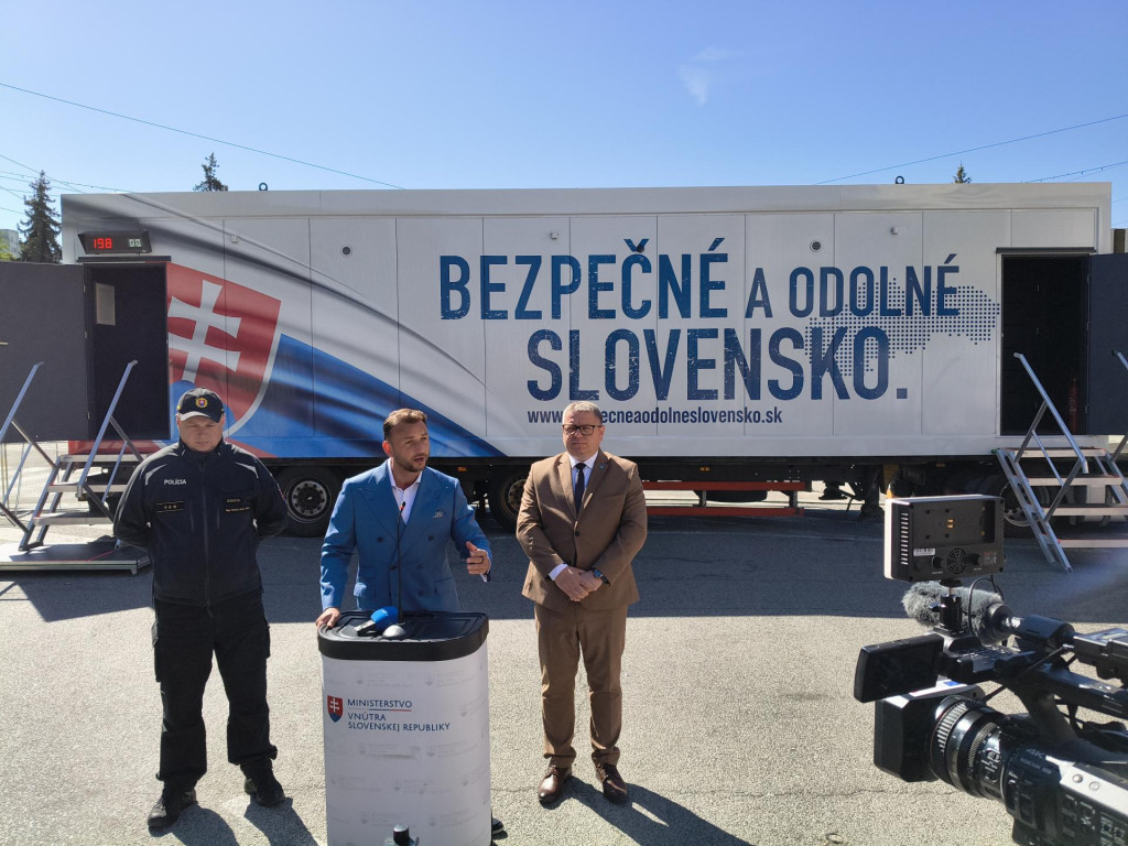 Na sn&iacute;mke minister vn&uacute;tra Mat&uacute;&scaron; &Scaron;utaj E&scaron;tok, riaditeľ Krajsk&eacute;ho riaditeľstva Policajn&eacute;ho zboru v Ko&scaron;iciach &Scaron;tefan Mulik (vľavo) a podpredseda komory obc&iacute; Združenia miest a obc&iacute; Slovenska (ZMOS) J&aacute;n Fenč&aacute;k počas celoslovenskej ter&eacute;nnej prevent&iacute;vnej kampane s n&aacute;zvom Na vlastnej koži v Ko&scaron;iciach. FOTO: TASR/Mari&aacute;n Holubč&iacute;k
