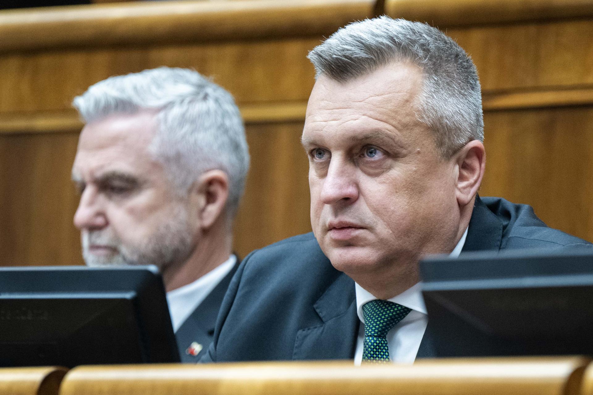 Zrušenie voľby poštou nateraz ide ďalej, v koalícii sú však trenice. Viacerí hovoria o červených čiarach