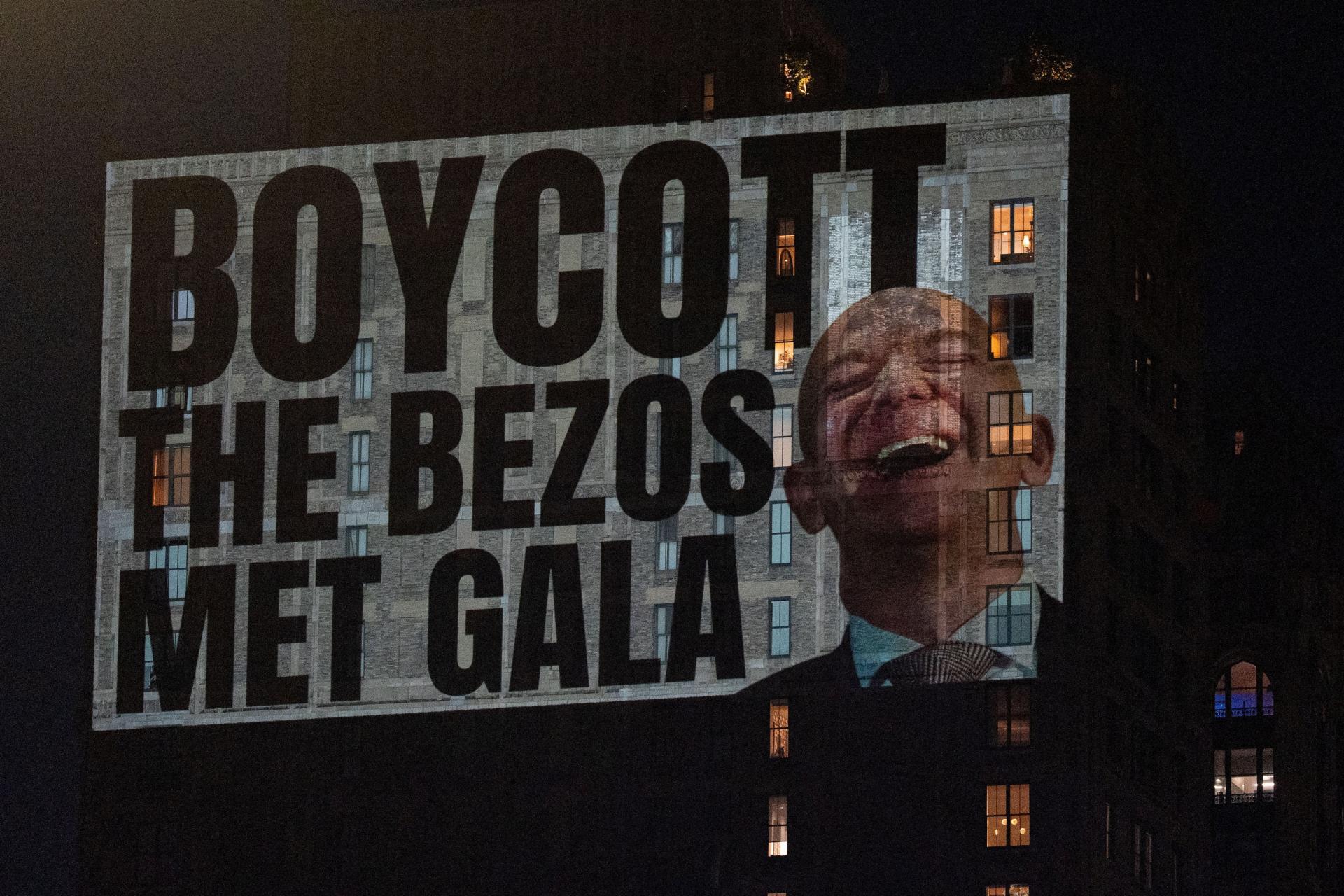 Met Gala v duchu protestu proti miliard&aacute;rskej moci. Terčom sa stal Jeff Bezos a jeho Amazon