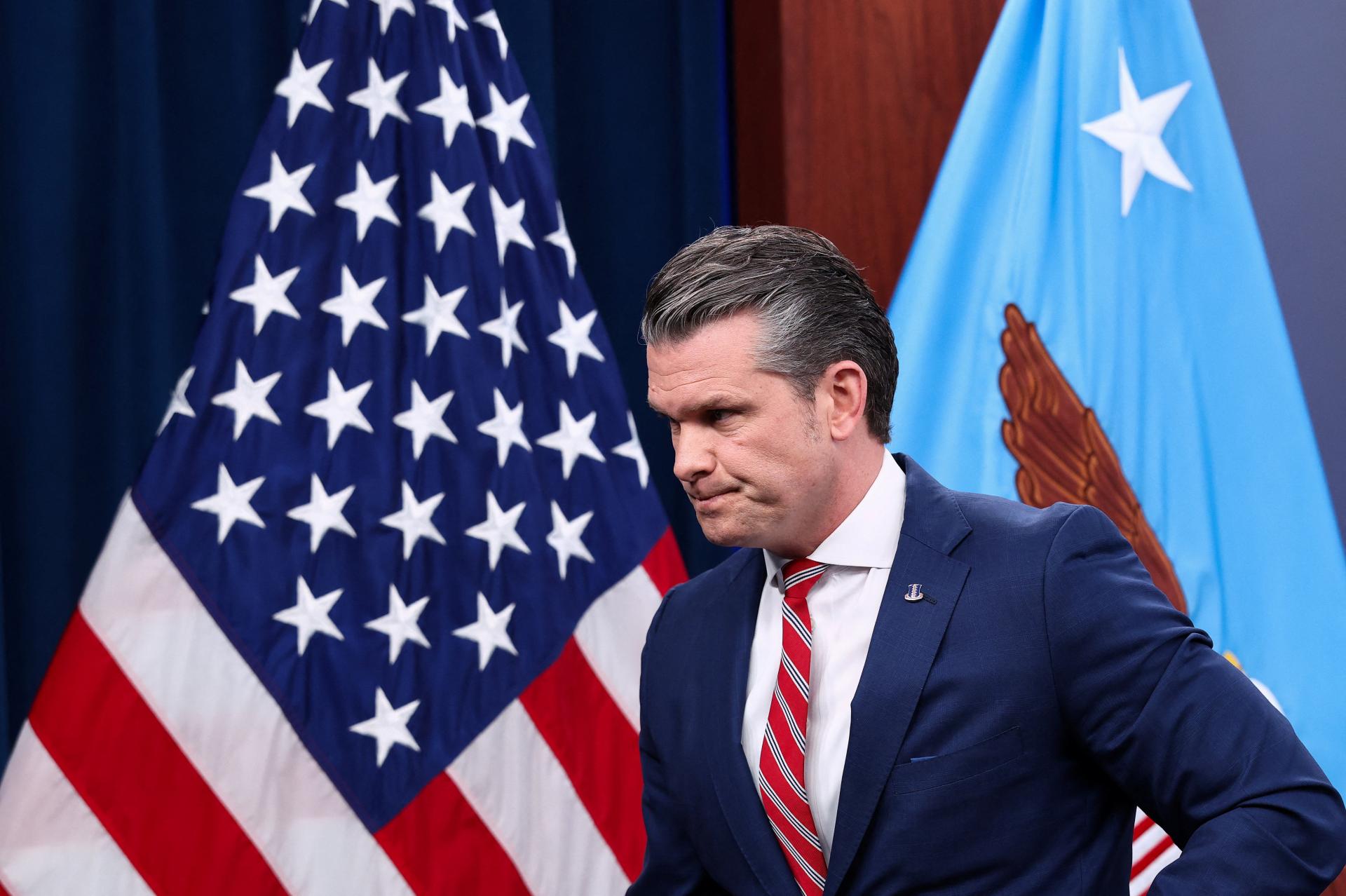 Prímerie pokračuje, ochrana lodí je samostatná operácia, tvrdí Hegseth. Teheránu však adresoval ostré slová