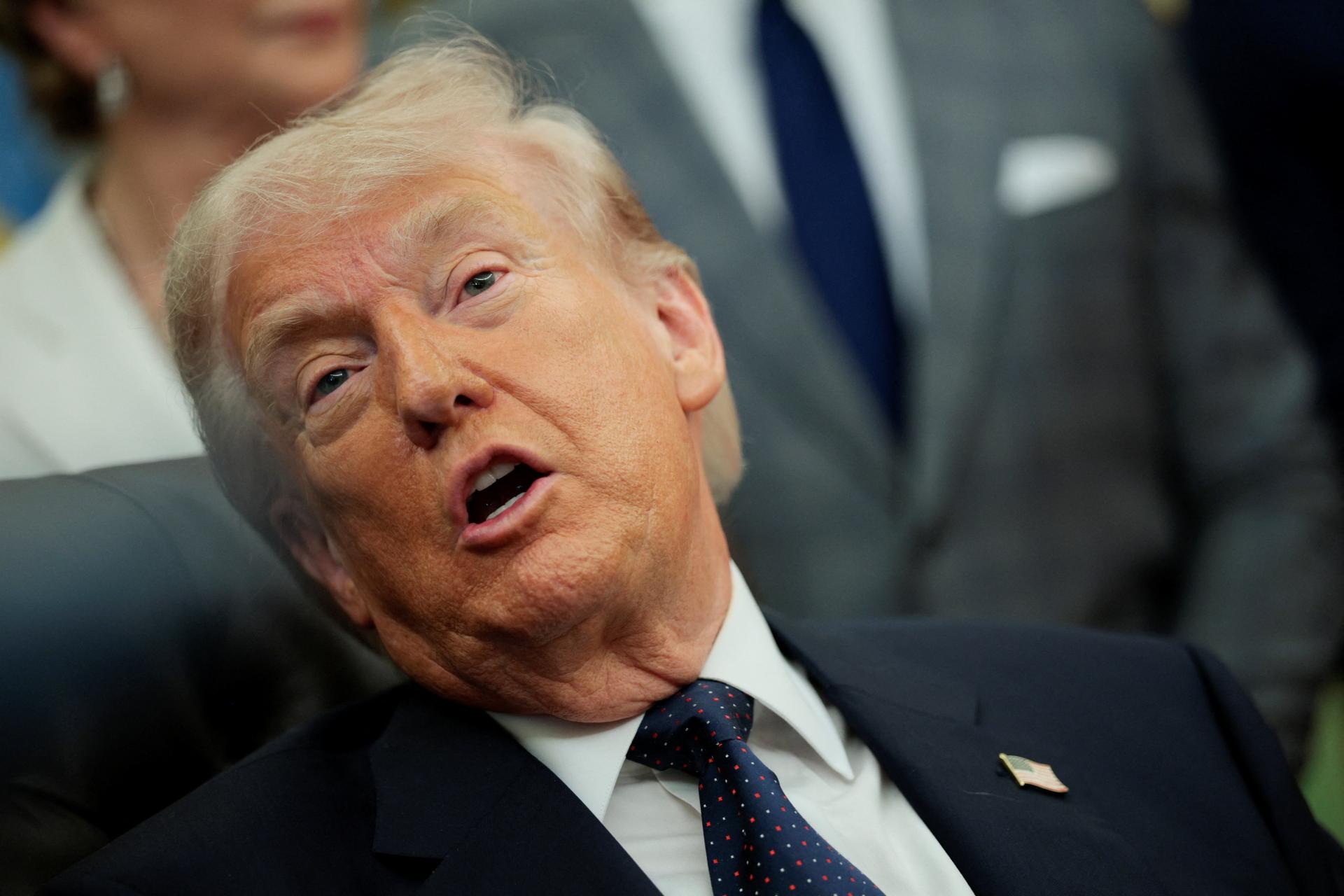 Mal by sa zachovať rozumne a vzdať sa, odkazuje Trump Ir&aacute;nu. Blok&aacute;da je podľa neho pevn&aacute; ako kus ocele