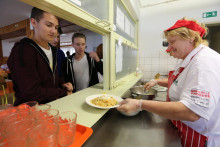 &Scaron;kolsk&aacute; jed&aacute;leň na Gymn&aacute;ziu Huben&eacute;ho v Bratislave. FOTO: Peter Mayer