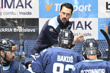 Na sn&iacute;mke tr&eacute;ner Slovana Brad Tapper v piatom semifin&aacute;lovom stretnut&iacute; play off Tipsport ligy HC Slovan Bratislava - HC Ko&scaron;ice.
FOTO: TASR - Pavel Neubauer
