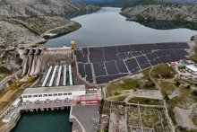 Jednotiv&eacute; energie sa na trhu preťahuj&uacute;, no paradoxne vyhr&aacute;vaj&uacute; často nestabiln&eacute; zdroje. Na sn&iacute;mke je komplex vodn&eacute;ho zdroja a sol&aacute;rnych panelov v Alb&aacute;nsku.

FOTO: REUTERS