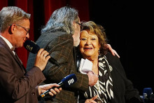 Jiřina Bohdalov&aacute;, Bolek Pol&iacute;vka a Miroslav Donutil na oslave herečkin&yacute;ch 95. naroden&iacute;n v Divadle Hybernia. FOTO: Anna Kristov&aacute;, MAFRA