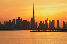 Panor&aacute;ma Dubaja, uprostred najvy&scaron;&scaron;ia budova na svete Burdž chal&iacute;fa. V d&ocirc;sledku vojny na Bl&iacute;zkom v&yacute;chode a ir&aacute;nskych &uacute;tokov na Spojen&eacute; arabsk&eacute; emir&aacute;ty (SAE) klesol v marci počet cestuj&uacute;cich na Medzin&aacute;rodnom letisku v Dubaji o dve tretiny. FOTO TASR/AP
