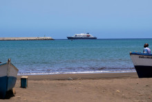 Pohľad na v&yacute;letn&uacute; loď MV Hondius, ktor&aacute; kotv&iacute; v pr&iacute;stave v meste Praia, v s&uacute;ostrov&iacute; Kapverdy pri z&aacute;padoafrickom pobrež&iacute;.