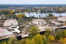 Dynastia. Projekt luxusn&yacute;ch rezidenci&iacute; pre ľud&iacute; z okolia prezidenta Zelensk&eacute;ho v obci Kozyn južne od Kyjeva. FOTO: antikor.info
