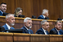 Na sn&iacute;mke zľava predseda NRSR Richard Ra&scaron;i (Hlas-SD) a podpredsedovia NRSR zľava Tibor Ga&scaron;par (Smer-SD), Andrej Danko (SNS) a Peter Žiga (Hlas-SD). FOTO: TASR/Jakub Kotian