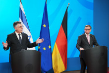 Nemeck&yacute; minister zahraničn&yacute;ch vec&iacute; Johann Wadephul (vpravo) a izraelsk&yacute; minister zahraničn&yacute;ch vec&iacute; Gideon Saar. FOTO: TASR/AP