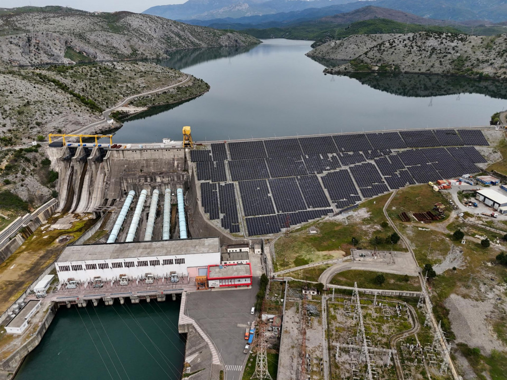 Jednotiv&eacute; energie sa na trhu preťahuj&uacute;, no paradoxne vyhr&aacute;vaj&uacute; často nestabiln&eacute; zdroje. Na sn&iacute;mke je komplex vodn&eacute;ho zdroja a sol&aacute;rnych panelov v Alb&aacute;nsku.

FOTO: REUTERS