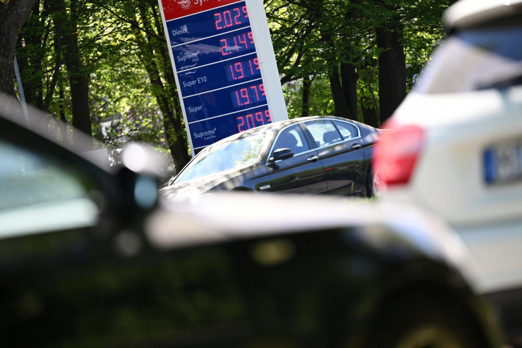 Informačn&yacute; panel zobrazuje aktu&aacute;lne ceny benz&iacute;nu a nafty na čerpacej stanici v Mn&iacute;chove. FOTO: Reuters