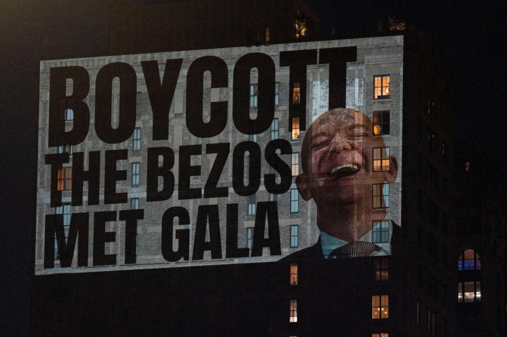 Aktivisti v predvečer Met Gala premietali protestn&eacute; odkazy na fas&aacute;du budovy, ktor&uacute; možno vidieť z penthousu Jeffa Bezosa. FOTO: REUTERS