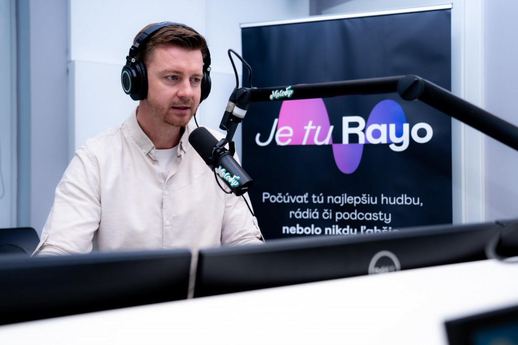 E&scaron;te v&auml;č&scaron;&iacute; z&aacute;žitok z poč&uacute;vania r&aacute;dia a podcastov. Rayo je dostupn&eacute; už aj na Slovensku.