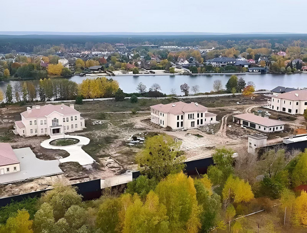 Dynastia. Projekt luxusn&yacute;ch rezidenci&iacute; pre ľud&iacute; z okolia prezidenta Zelensk&eacute;ho v obci Kozyn južne od Kyjeva. FOTO: antikor.info
