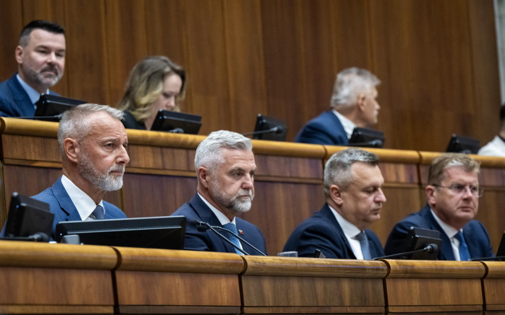 Na sn&iacute;mke zľava predseda NRSR Richard Ra&scaron;i (Hlas-SD) a podpredsedovia NRSR zľava Tibor Ga&scaron;par (Smer-SD), Andrej Danko (SNS) a Peter Žiga (Hlas-SD). FOTO: TASR/Jakub Kotian