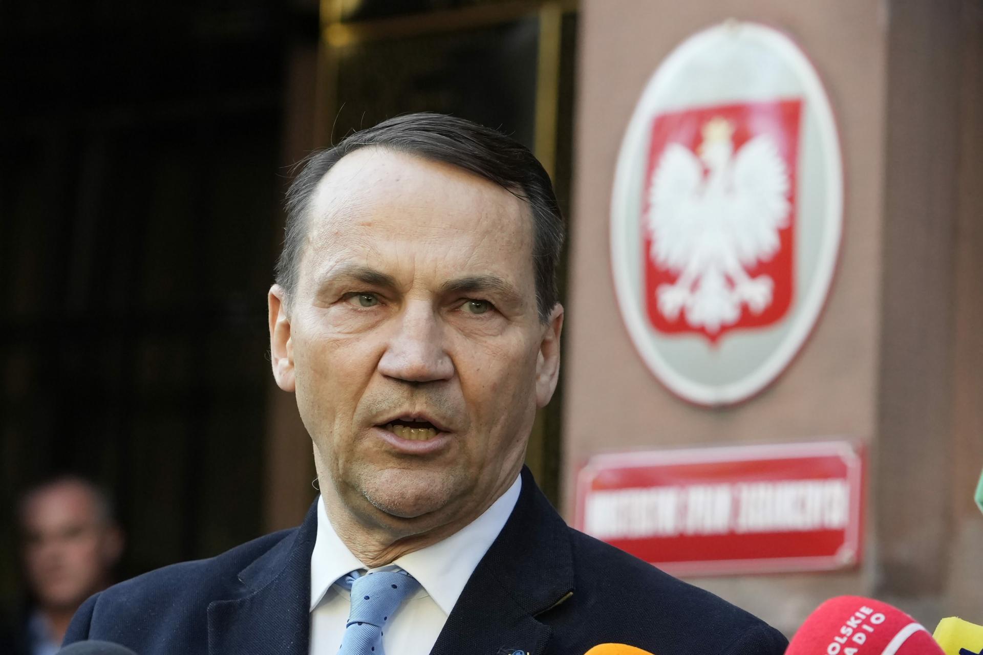Ak Fico odblokuje pomoc Ukrajine, n&aacute;v&scaron;tevu Ruska mu m&ocirc;žeme odpustiť, povedal poľsk&yacute; minister Sikorski