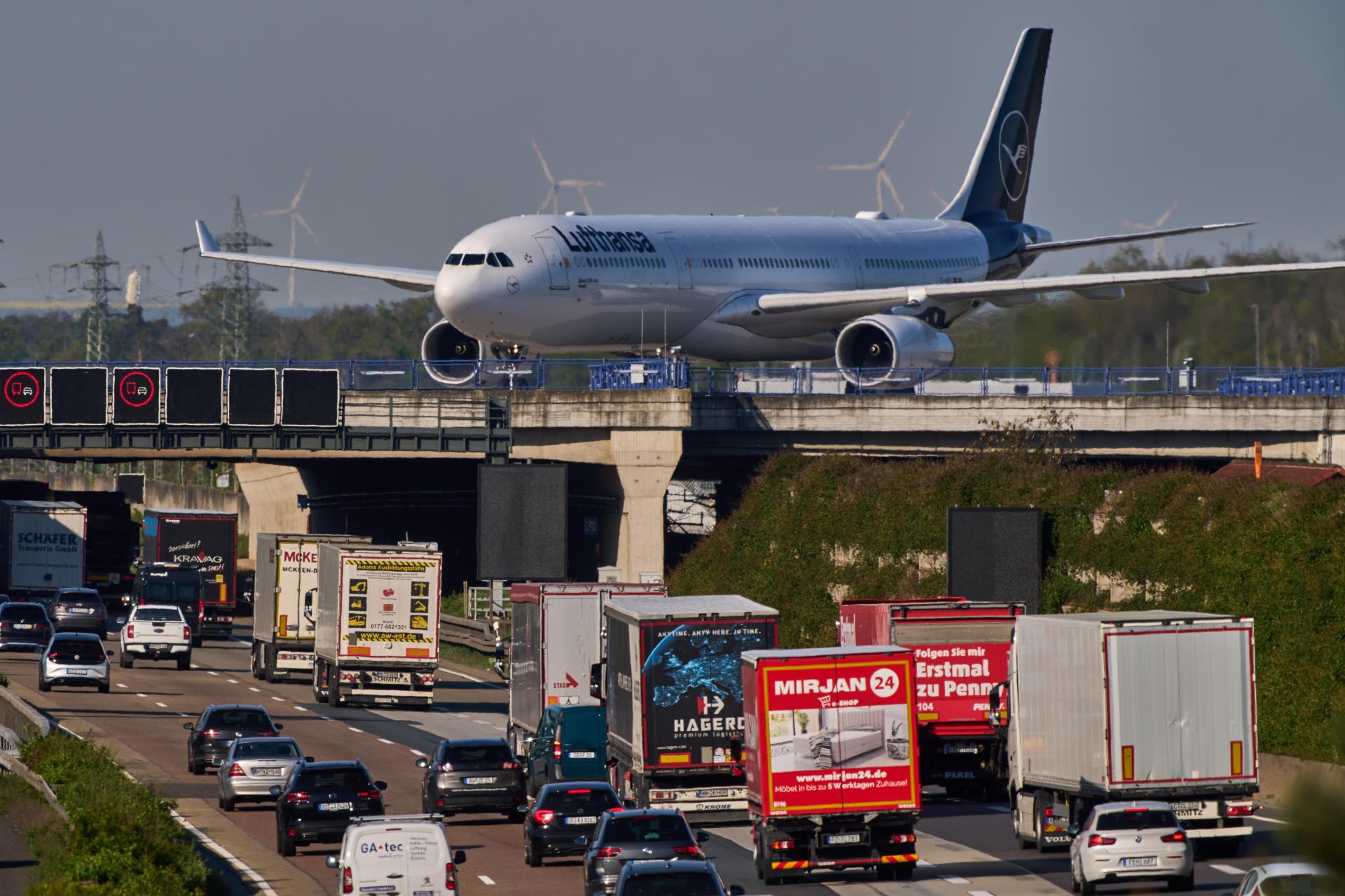 Lufthansa hl&aacute;si zn&iacute;ženie straty nad očak&aacute;vania analytikov. Hrozia jej v&scaron;ak dodatočn&eacute; st&aacute;mili&oacute;nov&eacute; n&aacute;klady