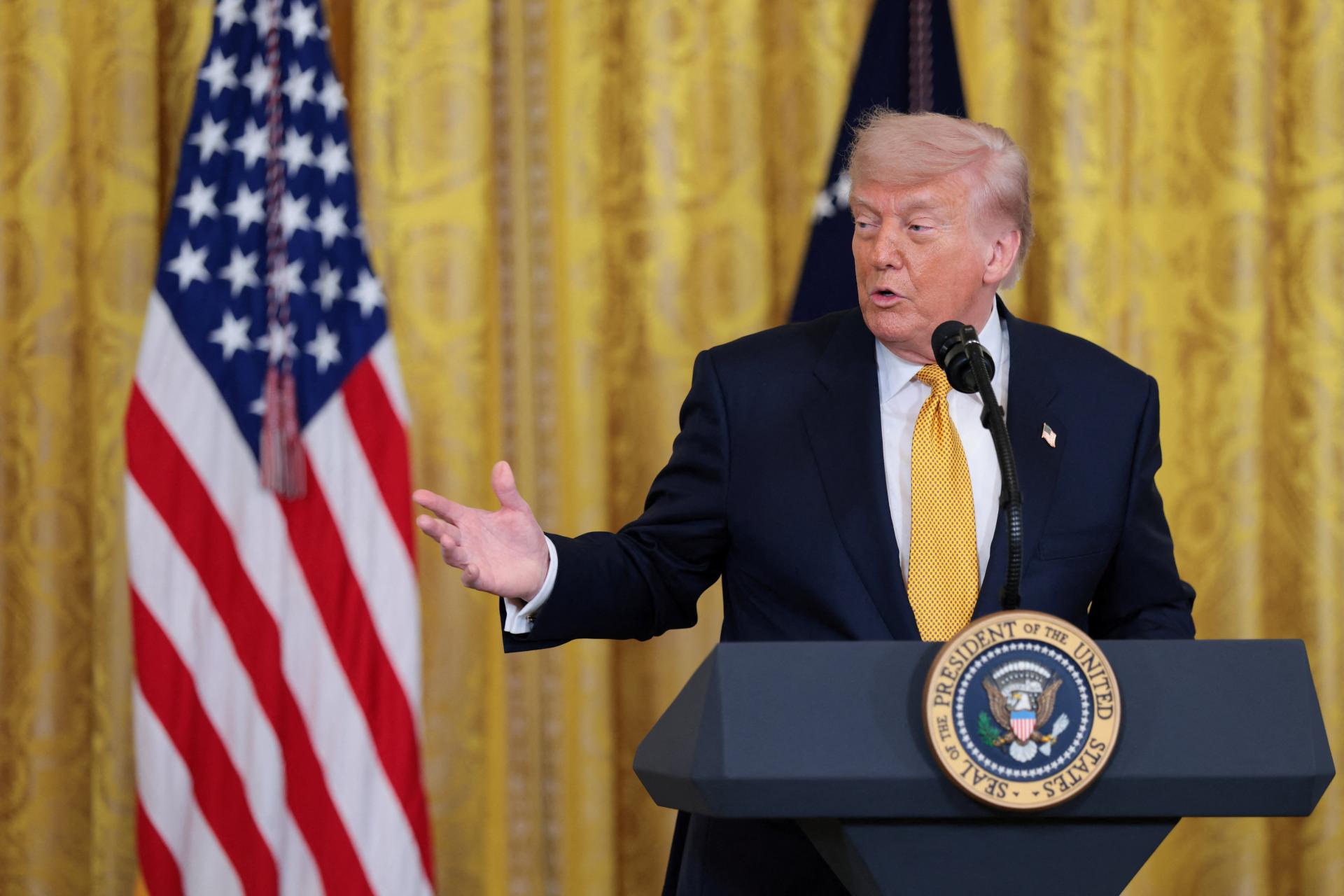 Trump tvrd&iacute;, že USA z&iacute;skaj&uacute; obohaten&yacute; ur&aacute;n z Ir&aacute;nu. Dostaneme ho, povedal novin&aacute;rom