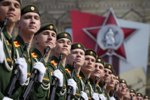 Rusk&yacute; prezident Vladimir Putin podľa Zelensk&eacute;ho slov nedok&aacute;že žiť bez vojny a star&aacute; iba vojensk&uacute; prehliadku a nič in&eacute;. FOTO: TASR/AP