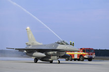 St&iacute;hačka F-16 na vojenskom letisku Kuchyňa. FOTO: TASR/Pavel Neubauer