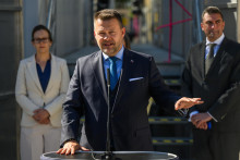 Na sn&iacute;mke v strede minister invest&iacute;ci&iacute;, region&aacute;lneho rozvoja a informatiz&aacute;cie Samuel Migaľ. FOTO: TASR/Jaroslav Nov&aacute;k