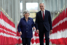 Na z&aacute;bere z 5. m&aacute;ja vidno novovymenovan&uacute; gener&aacute;lnu guvern&eacute;rku Kanady Louise Arbourov&uacute;, ktor&aacute; sa ujme funkcie v j&uacute;li, s kanadsk&yacute;m premi&eacute;rom Markom Carneym. FOTO: TASR/AP