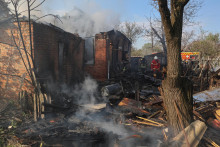 Z&aacute;chran&aacute;ri pracuj&uacute; na mieste s&uacute;kromn&eacute;ho domu zasiahnut&eacute;ho rusk&yacute;m dronom v Charkove. FOTO: Reuters