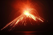 Najhlasnej&scaron;ia katastrofa modernej hist&oacute;rie patr&iacute; sopke Krakatoa. Na sn&iacute;mke Anak Krakatoa, ktor&aacute; vznikla pr&aacute;ve z p&ocirc;vodn&eacute;ho v&yacute;buchu.