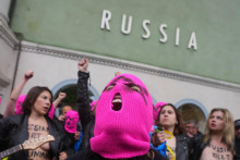 Aktivistky protestuj&uacute; proti pr&iacute;tomnosti Ruska na v&yacute;stave umenia Biennale pred rusk&yacute;m pavil&oacute;nom v Ben&aacute;tkach. FOTO: TASR/AP