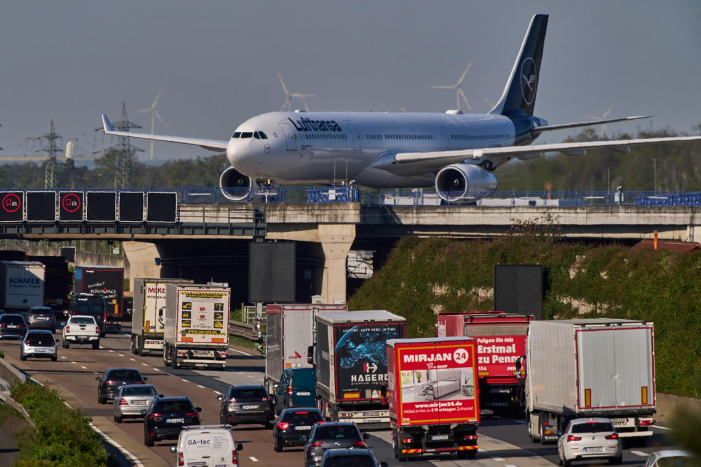 Na sn&iacute;mke lietadlo spoločnosti Lufthansa na letisku vo Frankfurte 22. apr&iacute;la 2026. FOTO: TASR/AP