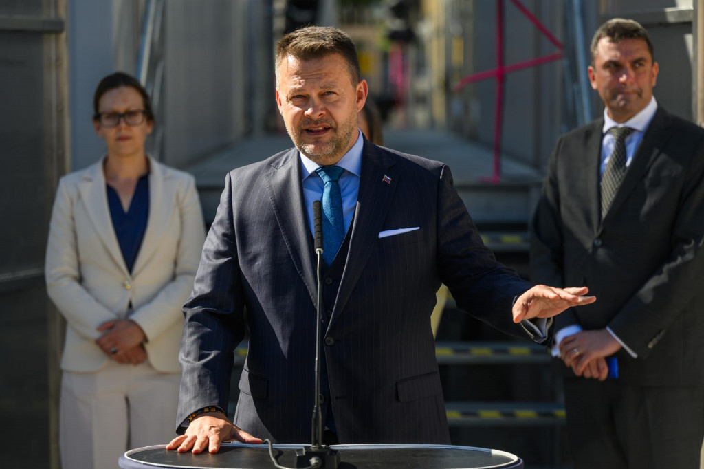 Na sn&iacute;mke v strede minister invest&iacute;ci&iacute;, region&aacute;lneho rozvoja a informatiz&aacute;cie Samuel Migaľ. FOTO: TASR/Jaroslav Nov&aacute;k