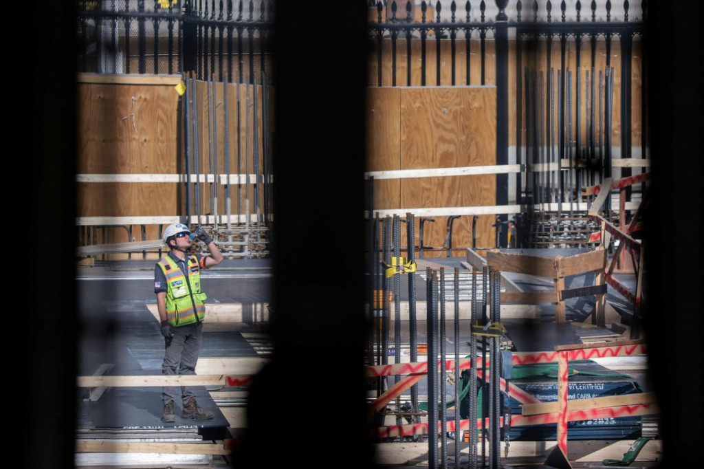 Pokračuj&uacute;ce pr&aacute;ce v&yacute;stavby tanečnej s&aacute;ly Bieleho domu. FOTO: Reuters