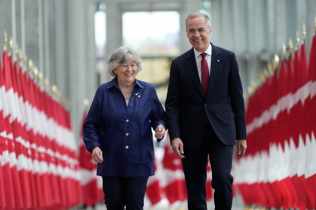 Na z&aacute;bere z 5. m&aacute;ja vidno novovymenovan&uacute; gener&aacute;lnu guvern&eacute;rku Kanady Louise Arbourov&uacute;, ktor&aacute; sa ujme funkcie v j&uacute;li, s kanadsk&yacute;m premi&eacute;rom Markom Carneym. FOTO: TASR/AP