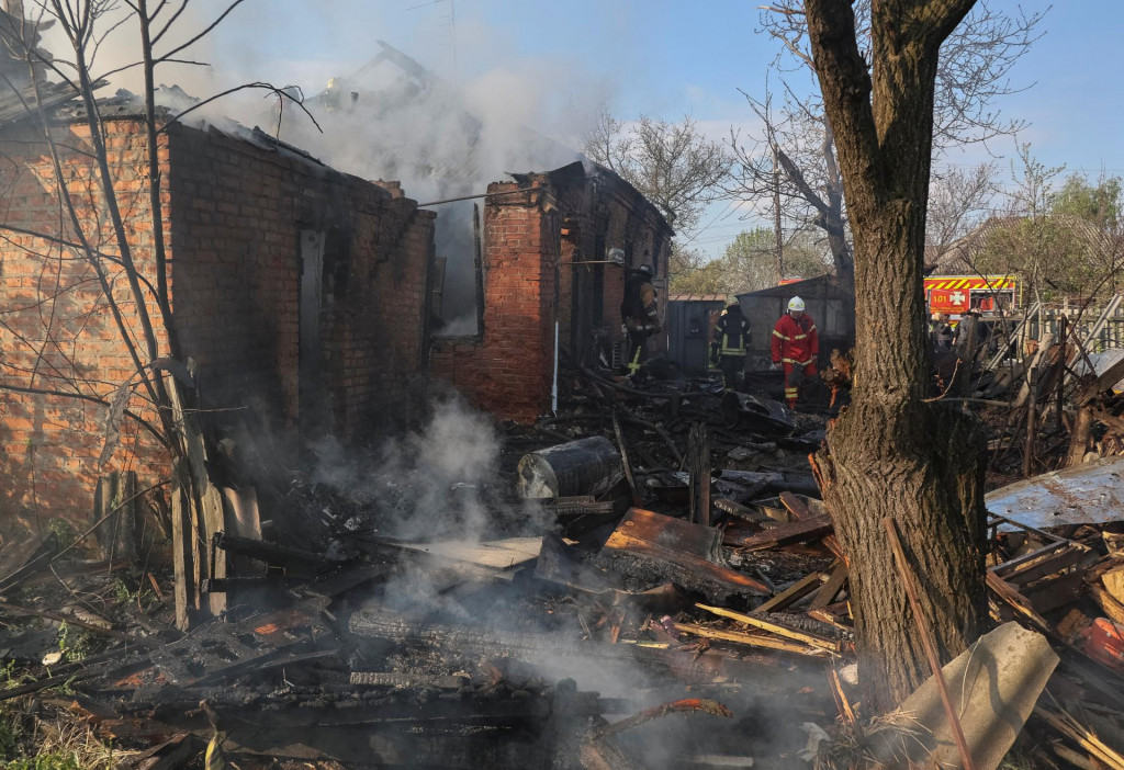 Z&aacute;chran&aacute;ri pracuj&uacute; na mieste s&uacute;kromn&eacute;ho domu zasiahnut&eacute;ho rusk&yacute;m dronom v Charkove. FOTO: Reuters
