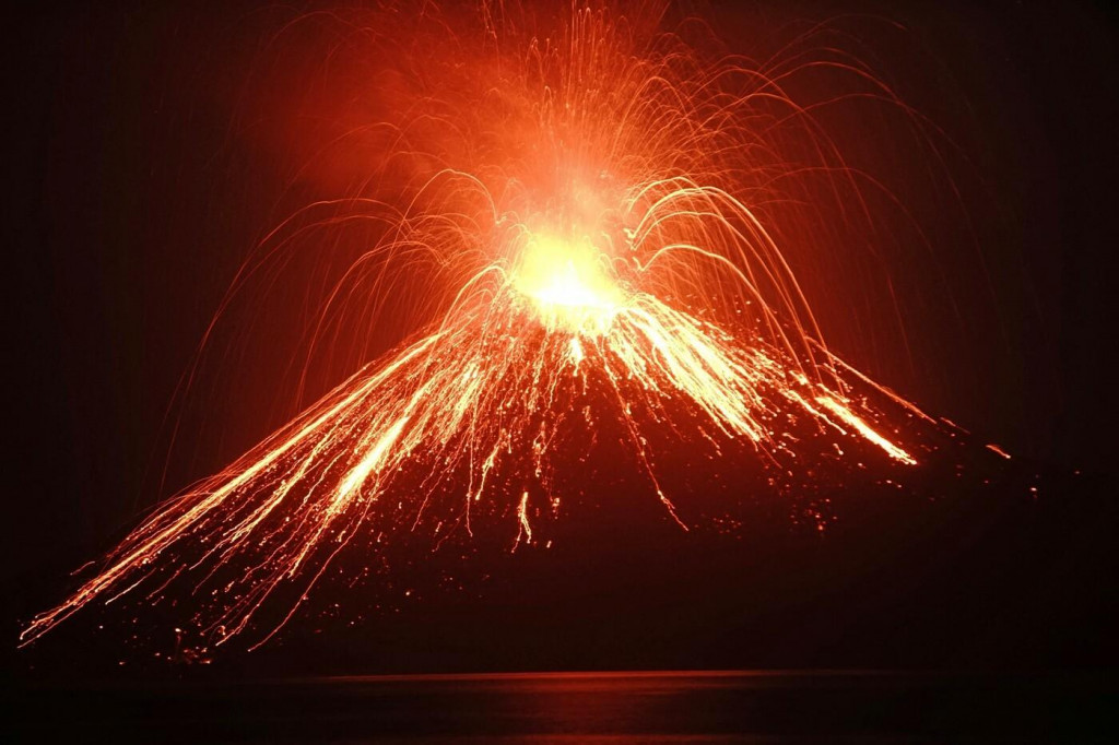 Najhlasnej&scaron;ia katastrofa modernej hist&oacute;rie patr&iacute; sopke Krakatoa. Na sn&iacute;mke Anak Krakatoa, ktor&aacute; vznikla pr&aacute;ve z p&ocirc;vodn&eacute;ho v&yacute;buchu.