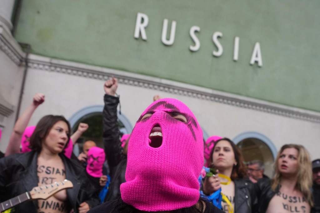 Aktivistky protestuj&uacute; proti pr&iacute;tomnosti Ruska na v&yacute;stave umenia Biennale pred rusk&yacute;m pavil&oacute;nom v Ben&aacute;tkach. FOTO: TASR/AP