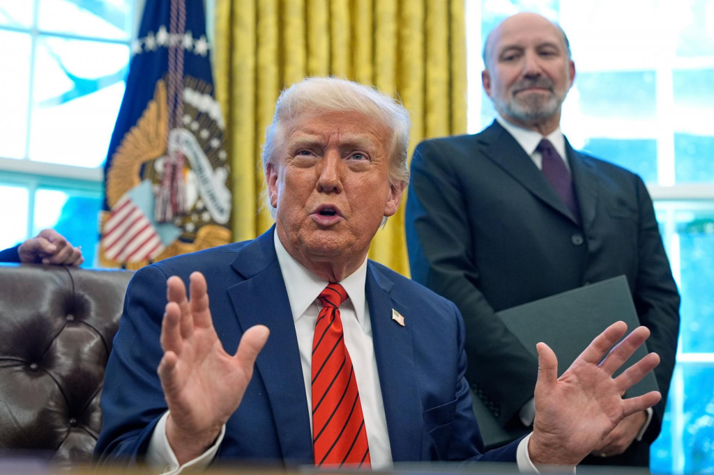 Trump a predsedn&iacute;čka Eur&oacute;pskej komisie Ursula von der Leyenov&aacute; sa vlani v lete v r&aacute;mcovej obchodnej dohode uzavretej v &Scaron;k&oacute;tsku dohodli na p&auml;tn&aacute;sť percentnom strope pri cl&aacute;ch na v&auml;č&scaron;inu dovozov z E&Uacute; do USA. FOTO: TASR/AP