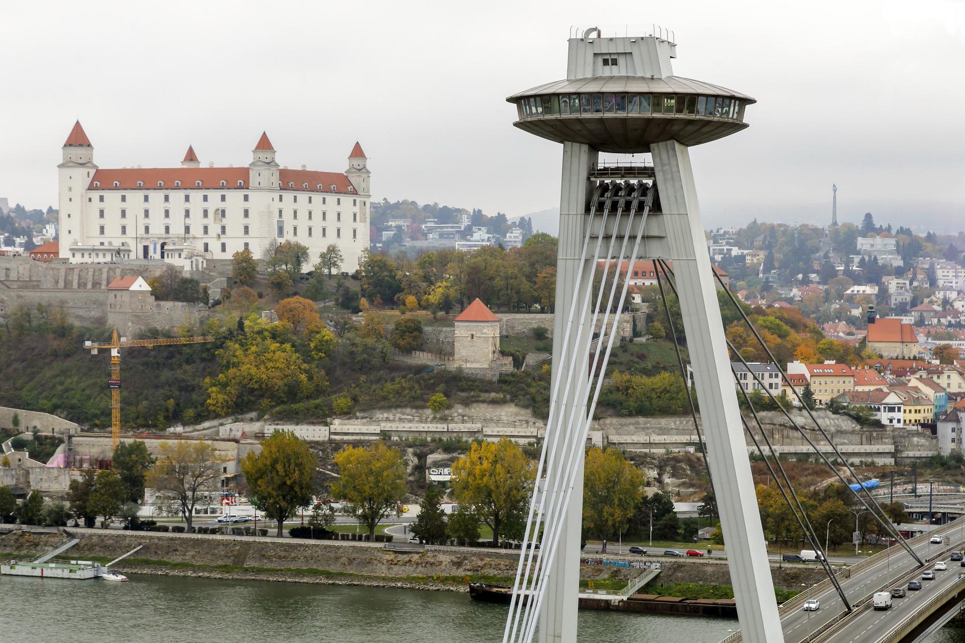 Dopravnú situáciu v Bratislave a okolí komplikujú kolóny aj nehoda za tunelom Sitina