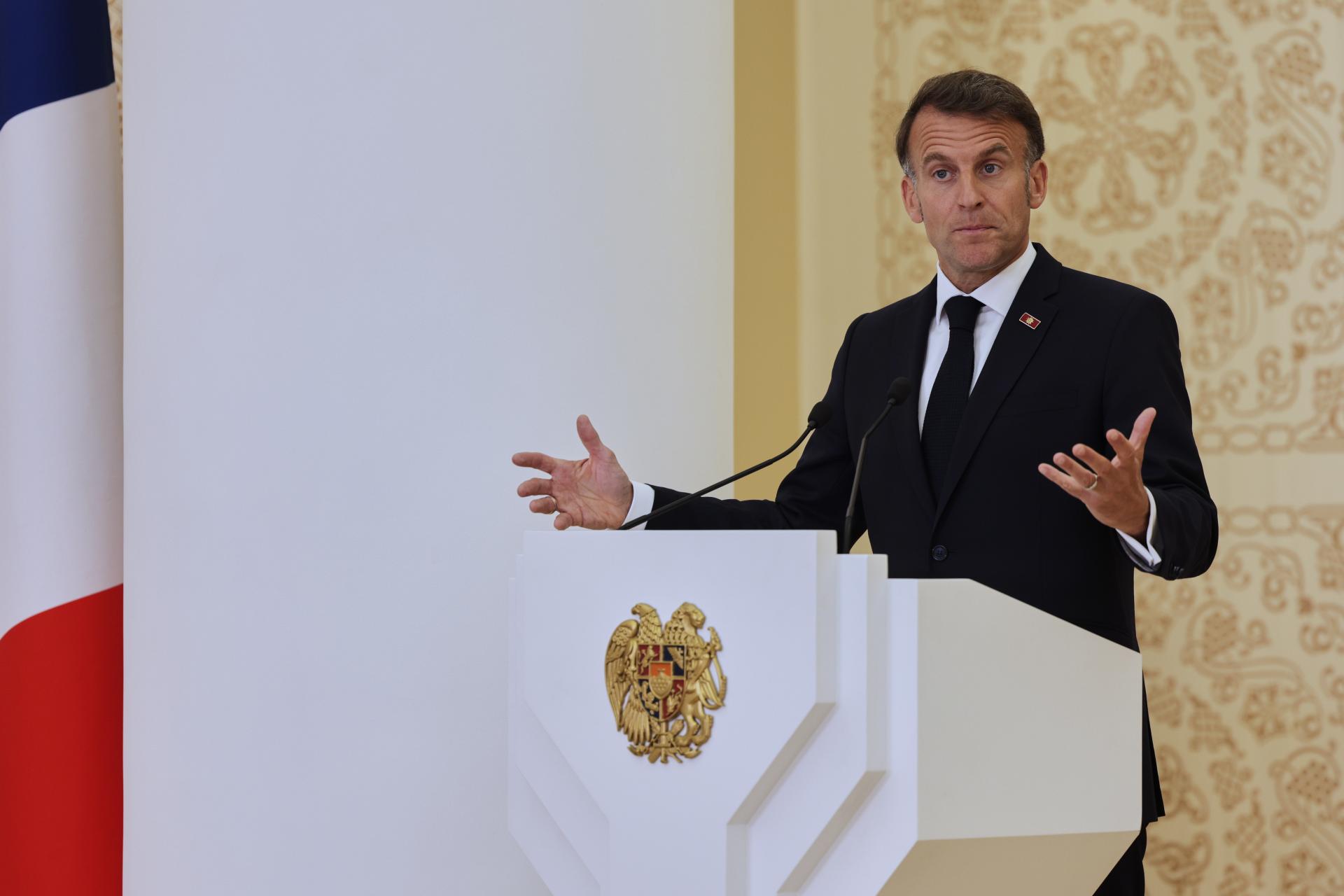 Macron telefonoval s Pezeškijánom, vyzval na uvoľnenie Hormuzského prielivu. Diskutovať chce aj s Trumpom