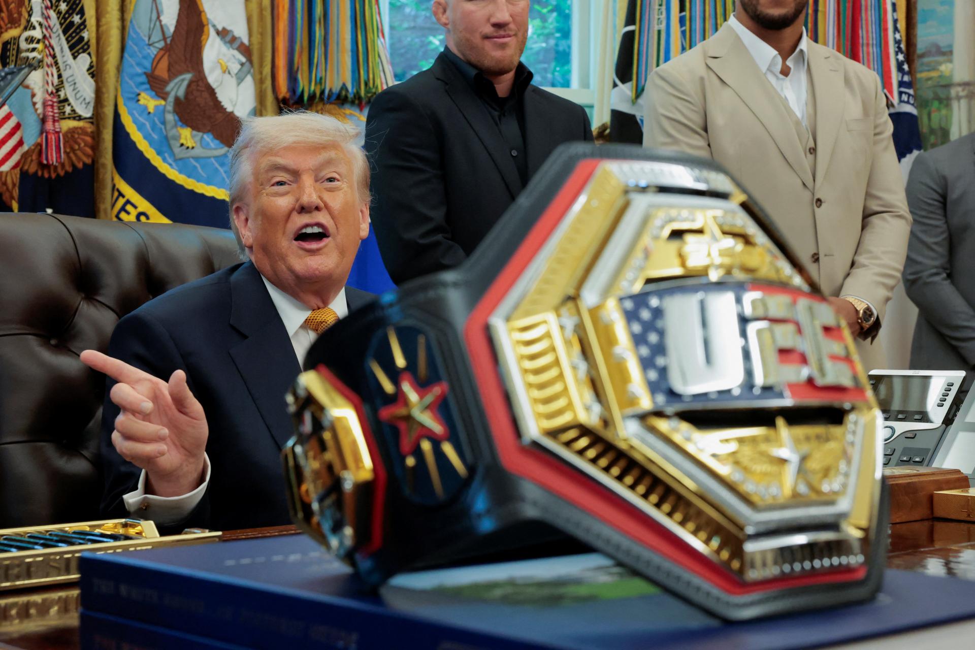 Trump stráca aj svojich skalných voličov. Drahota potápa silne budovaný kult osobnosti