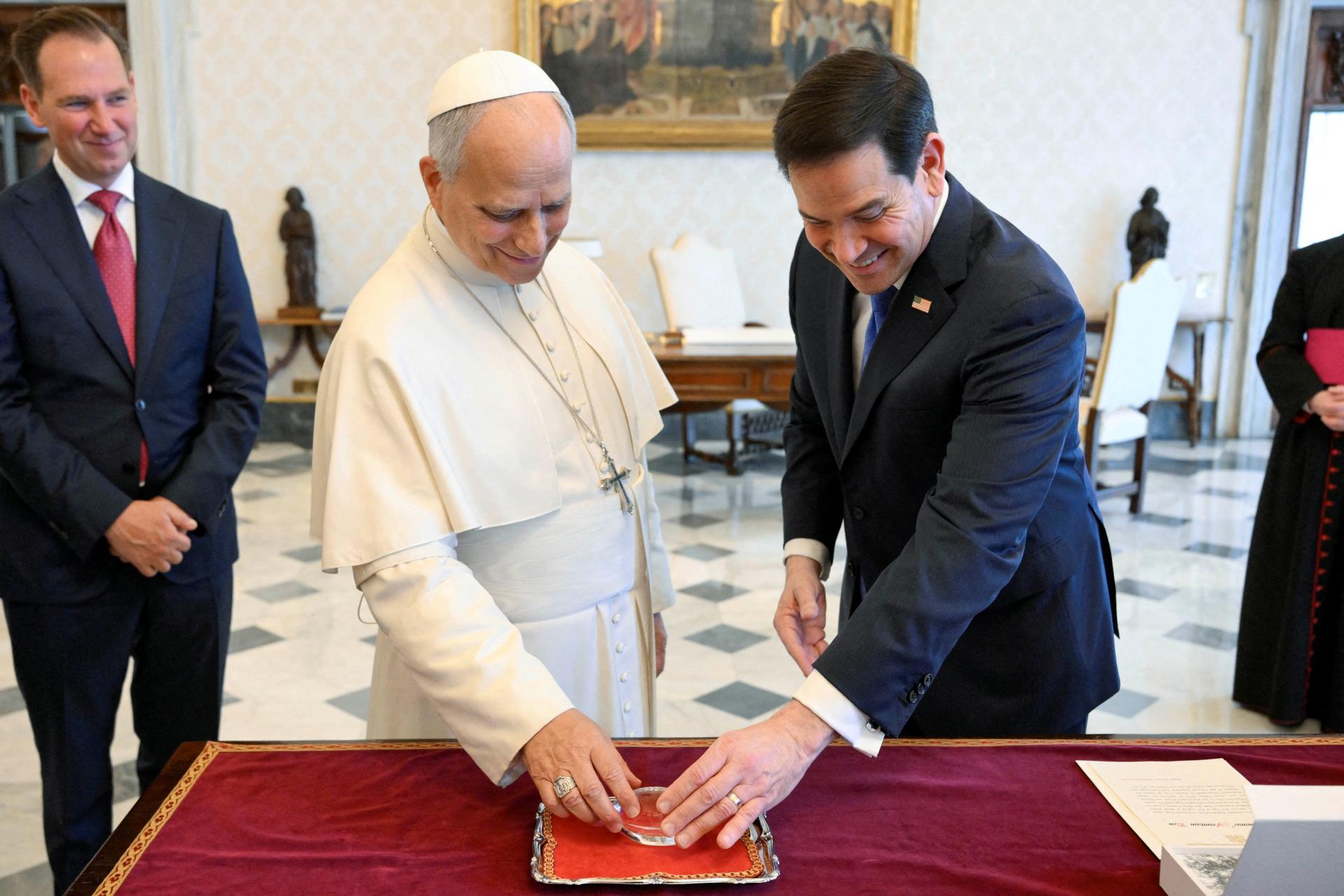 Šéf americkej diplomacie Rubio sa stretol pápežom, upokojuje napäté vzťahy