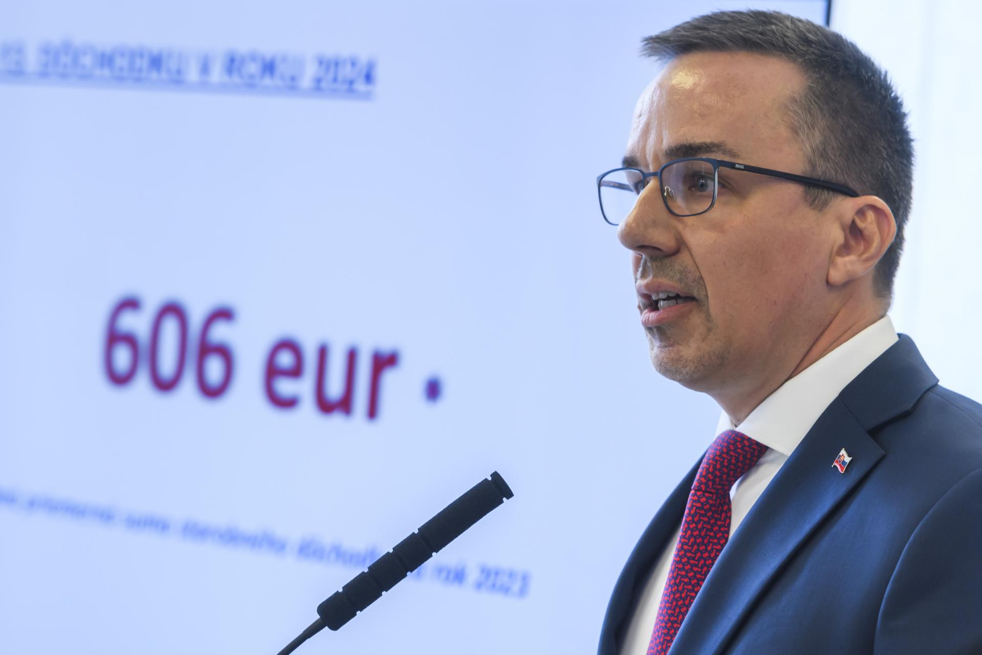 Progn&oacute;za mu sľubuje d&ocirc;chodok vy&scaron;e 1 500 eur. HN overili, ako vznikaj&uacute; nov&eacute; odhady penzi&iacute; (pr&iacute;klady)