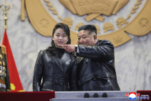Na arch&iacute;vnej sn&iacute;mke z 25. febru&aacute;ra 2026 severok&oacute;rejsk&yacute; vodca Kim Čong-un (vpravo) a jeho dc&eacute;ra počas prehliadky v Pchjongjangu. FOTO: TASR/AP