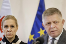 Predseda vl&aacute;dy Robert Fico aj ministerka hospod&aacute;rstva Denisa Sakov&aacute; dobre vedia, že slovensk&eacute;mu priemyslu sa pr&iacute;li&scaron; nedar&iacute;. FOTO: TASR