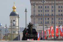 Bezpečnostn&eacute; zložky ozbrojen&eacute; guľometmi hliadkuj&uacute; v centre Moskvy. FOTO: Reuters