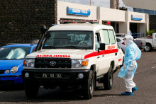 Osoba v ochrannom oblečen&iacute; stoj&iacute; vedľa sanitky počas evakuačnej oper&aacute;cie pacientov s podozren&iacute;m na hantav&iacute;rus po vypuknut&iacute; n&aacute;kazy na v&yacute;letnej lodi MV Hondius. FOTO: Reuters

