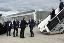 Predseda vl&aacute;dy Robert Fico (Smer-SD) a podpredsedn&iacute;čka vl&aacute;dy a ministerka hospod&aacute;rstva Denisa Sakov&aacute; vo &scaron;tvrtok r&aacute;no odcestovali do Nemecka. FOTO: TASR