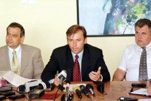 Br&iacute;fing Fondu n&aacute;rodn&eacute;ho majetku SR v Bratislave 29.j&uacute;na 1999. Na sn&iacute;mke zľava pr&aacute;vny z&aacute;stupca FNM Ernest Valko, prezident FNM Ľudov&iacute;t Kan&iacute;k a viceprezident Ladislav Sklen&aacute;r. FOTO: TASR/Pavol Funt&aacute;l